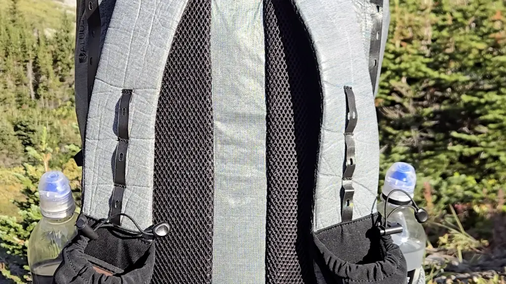 Dual airmesh strips on the back panel add padding and ventilation.