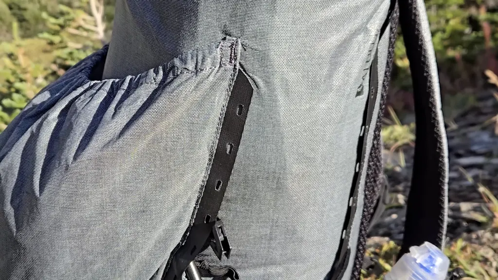 The pockets are made from Graflyte instead of stretch mesh, with the elastic sewn inside the fabric.