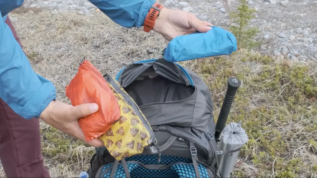 The large floating lid fits a first aid kit, toilet kit, ditty bag, and many other items.