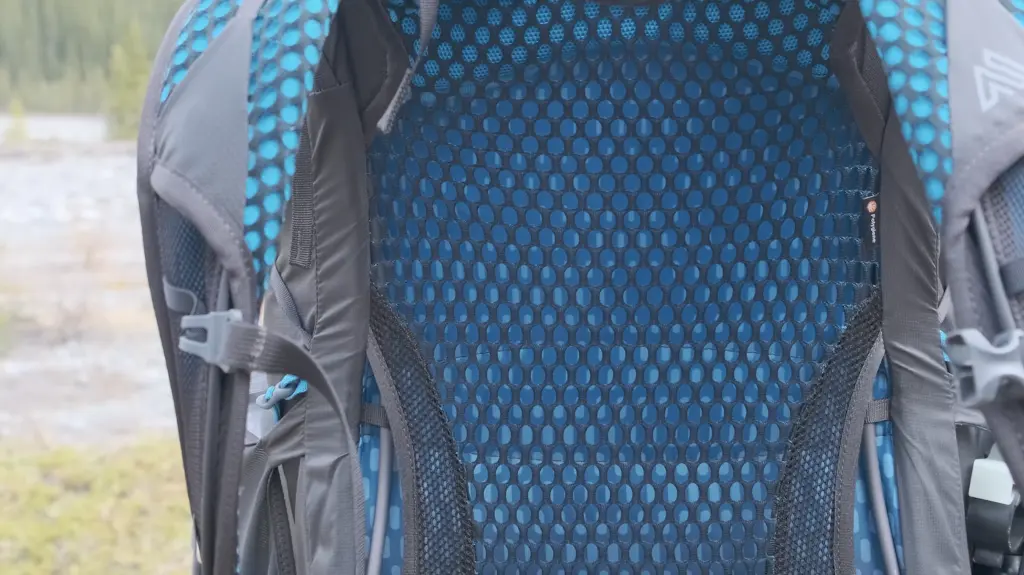 The mesh and the whole harness are treated with Polygiene to resist odours.