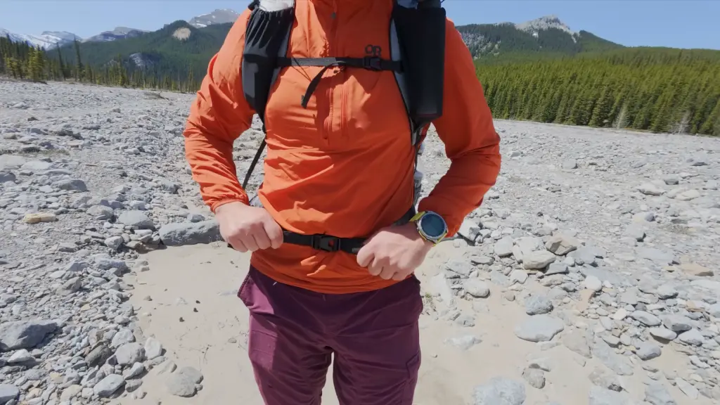 The hipbelt uses a single pull-back buckle.
